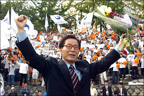 민주노동당은 2002년 16대 대통령 후보로 권영길씨를 선출했다. 권영길 후보가 당원들에게 손을 들어 인사하고 있다. 